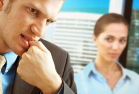 Un home pensa nun aumento do pene