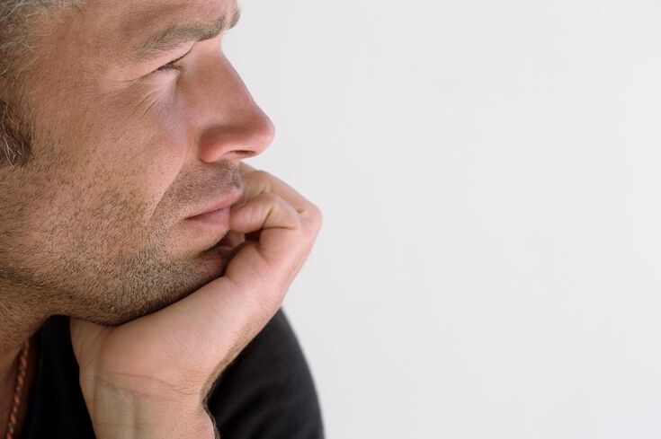 Un home está pensando na ampliación do pene