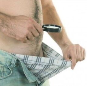 Un home mira para abaixo os pantalóns e quere agrandar o seu pene con xel